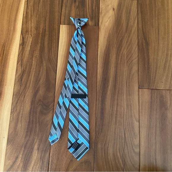 Youth clip-on tie, like new - Picture 3 of 7
